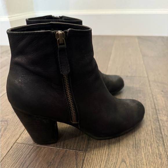 bp ‘Trolley’ ankle zip booties with block heel, black leather, size 8 - Picture 3 of 4
